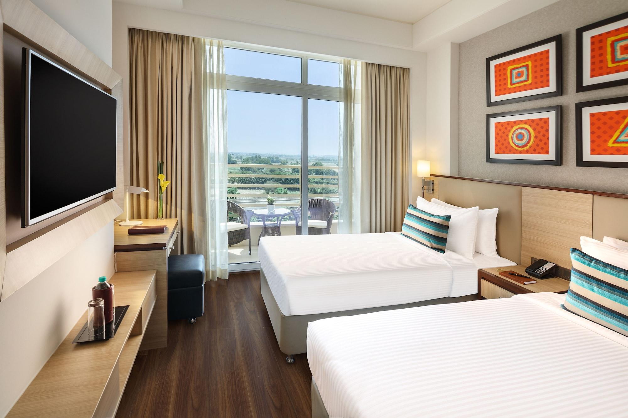 Sandal Suites By Lemon Tree Hotels Noida Exteriör bild