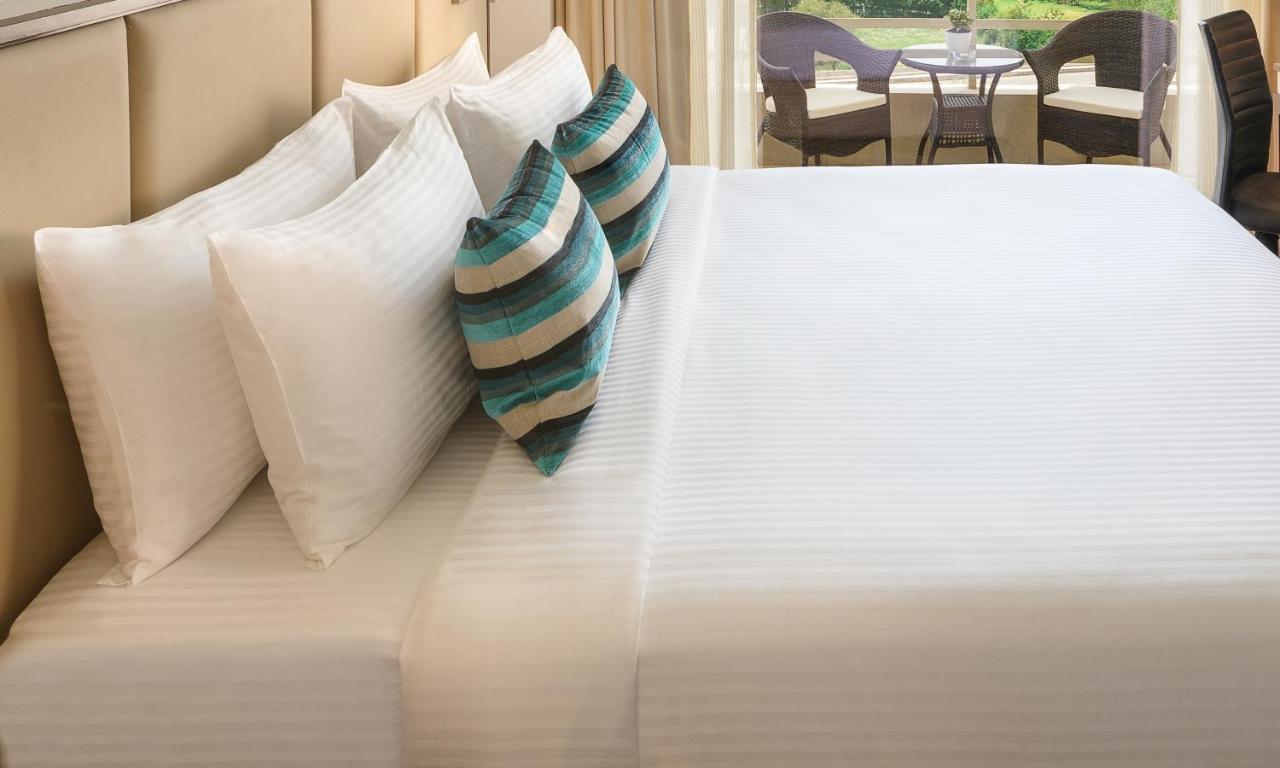 Sandal Suites By Lemon Tree Hotels Noida Exteriör bild
