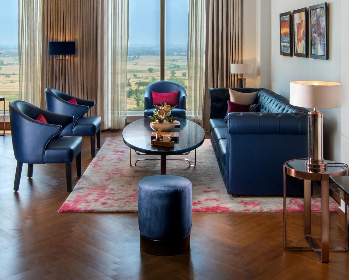 Sandal Suites By Lemon Tree Hotels Noida Exteriör bild