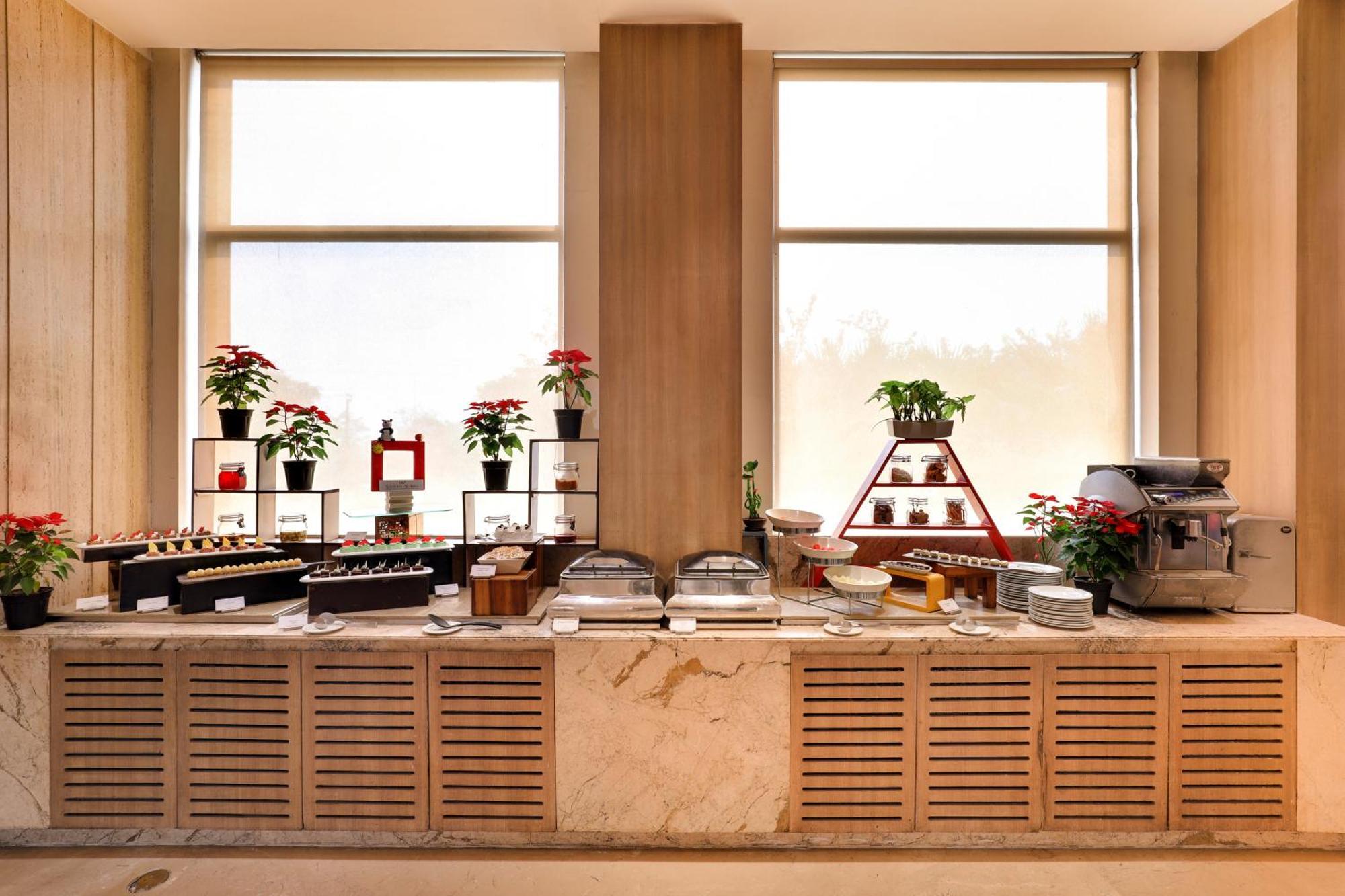 Sandal Suites By Lemon Tree Hotels Noida Exteriör bild