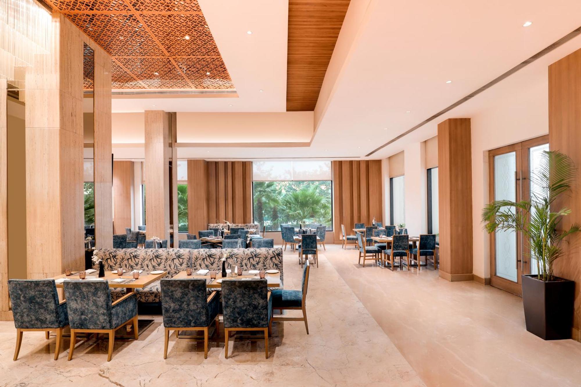 Sandal Suites By Lemon Tree Hotels Noida Exteriör bild