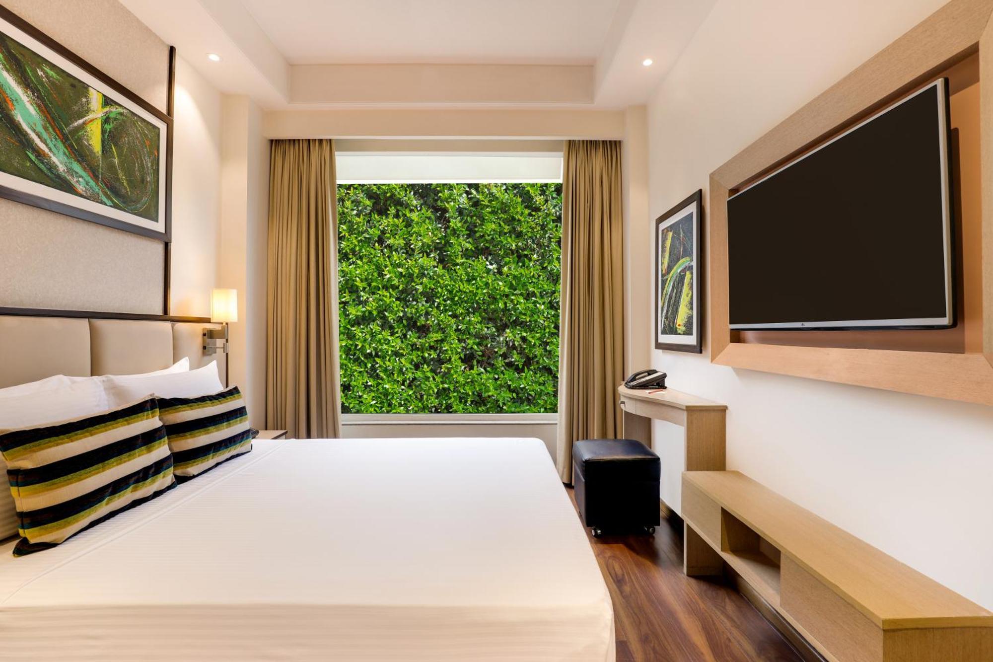 Sandal Suites By Lemon Tree Hotels Noida Exteriör bild