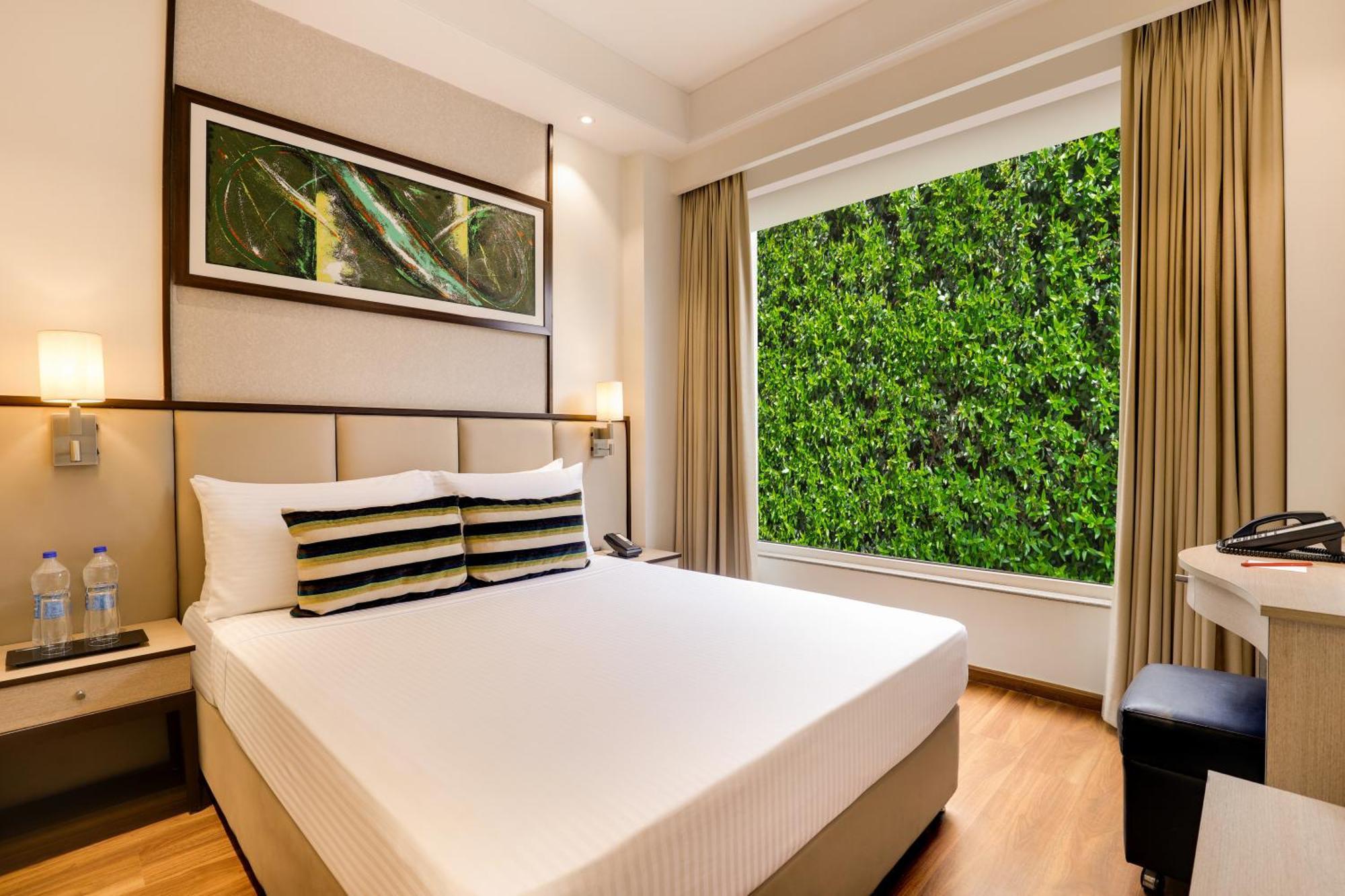 Sandal Suites By Lemon Tree Hotels Noida Exteriör bild
