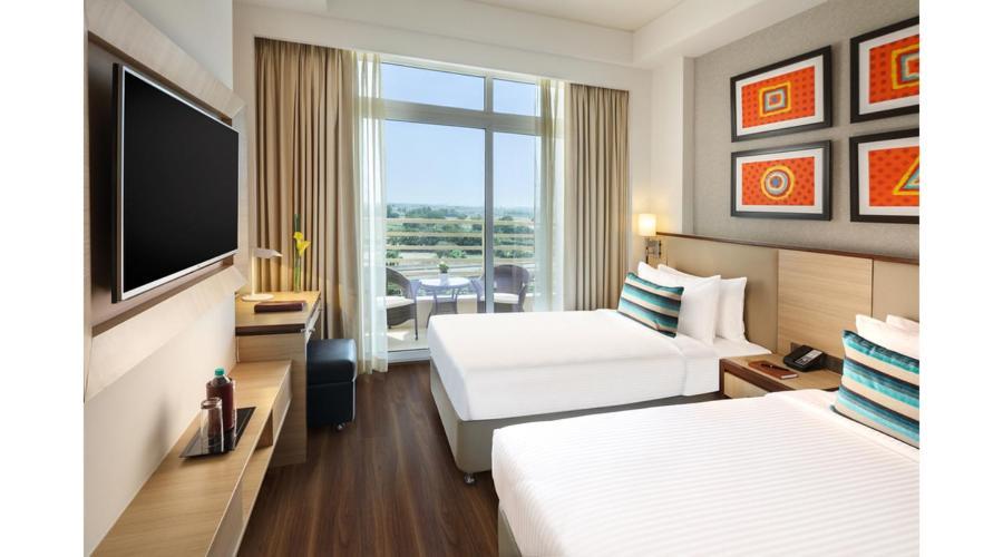 Sandal Suites By Lemon Tree Hotels Noida Exteriör bild