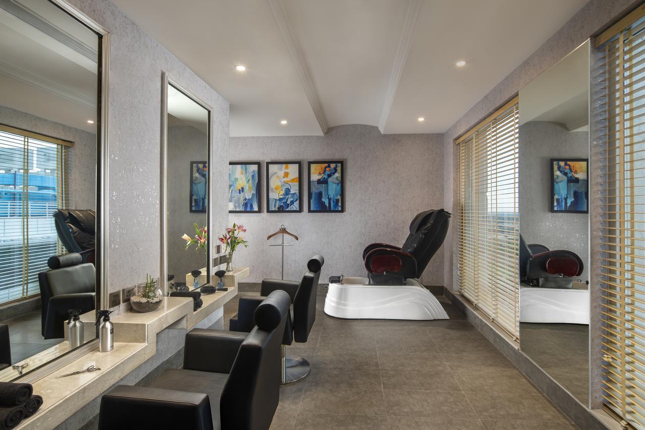 Sandal Suites By Lemon Tree Hotels Noida Exteriör bild