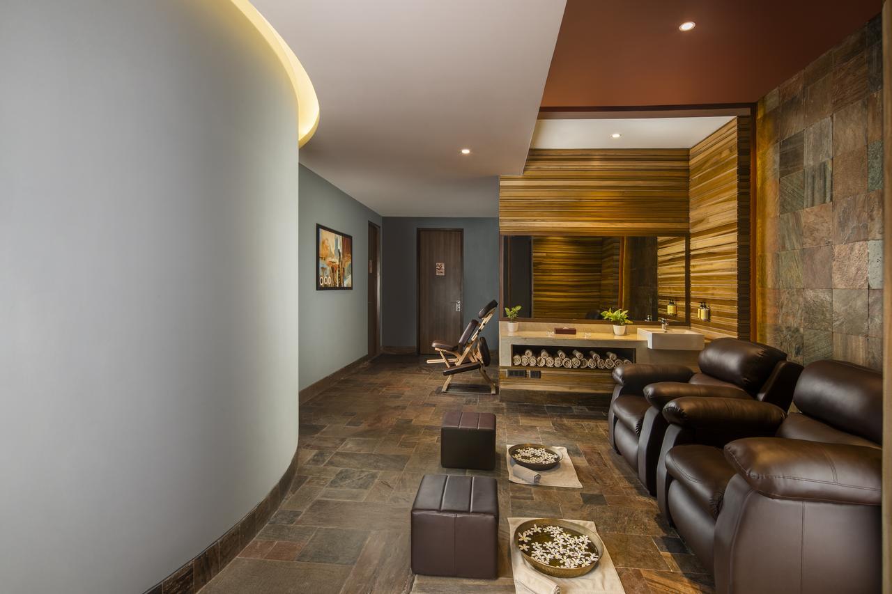 Sandal Suites By Lemon Tree Hotels Noida Exteriör bild