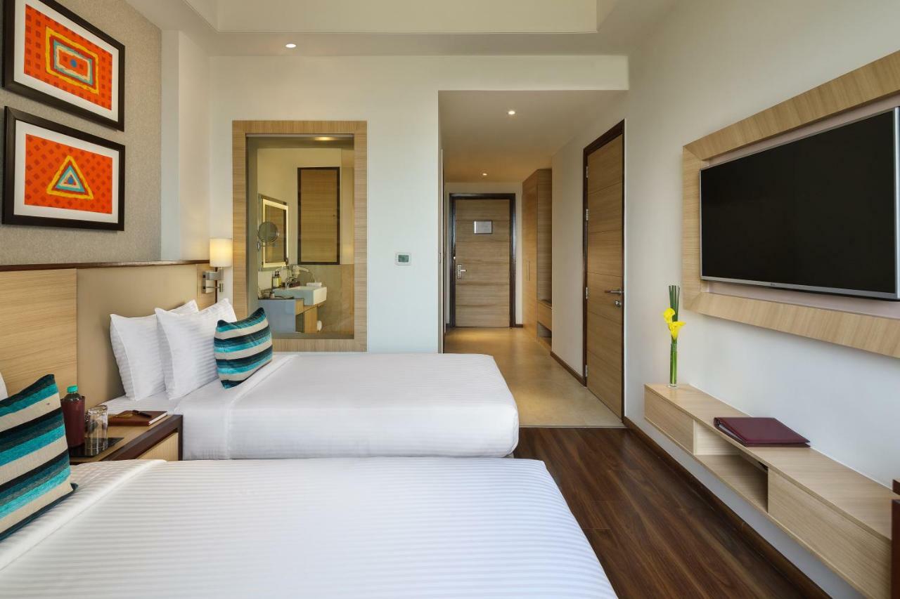 Sandal Suites By Lemon Tree Hotels Noida Exteriör bild