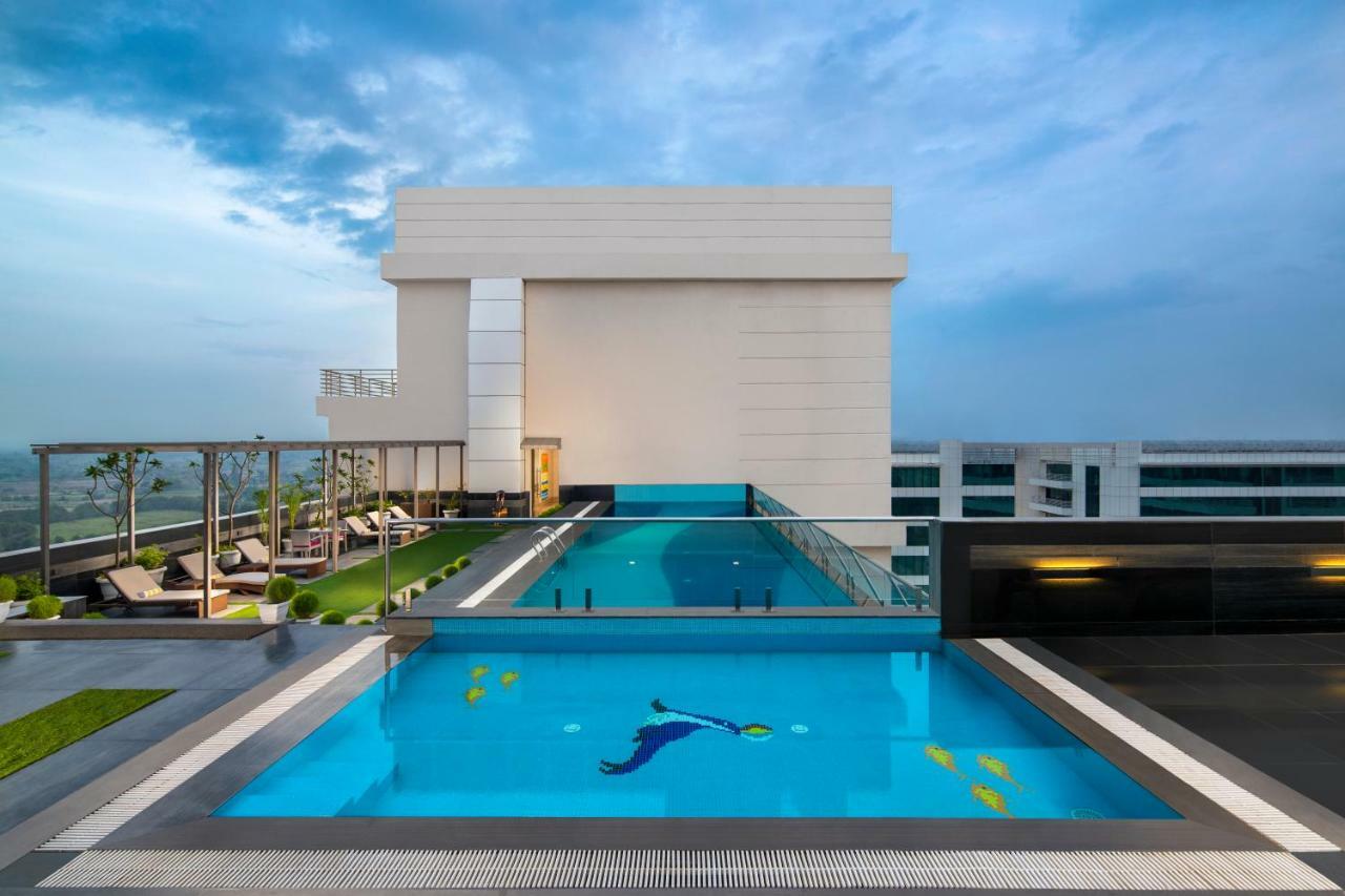 Sandal Suites By Lemon Tree Hotels Noida Exteriör bild