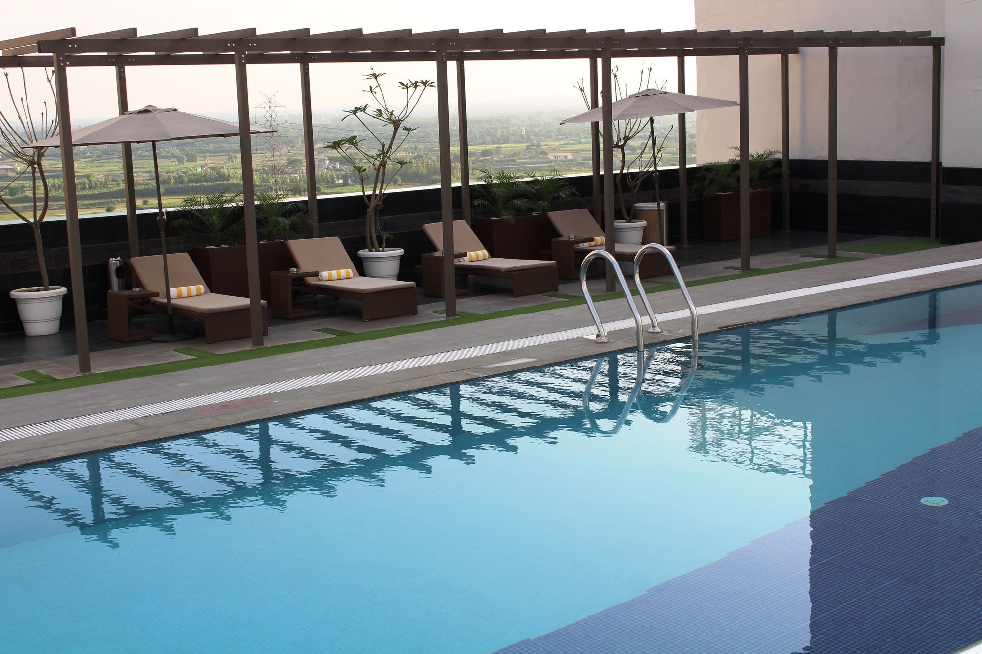 Sandal Suites By Lemon Tree Hotels Noida Exteriör bild