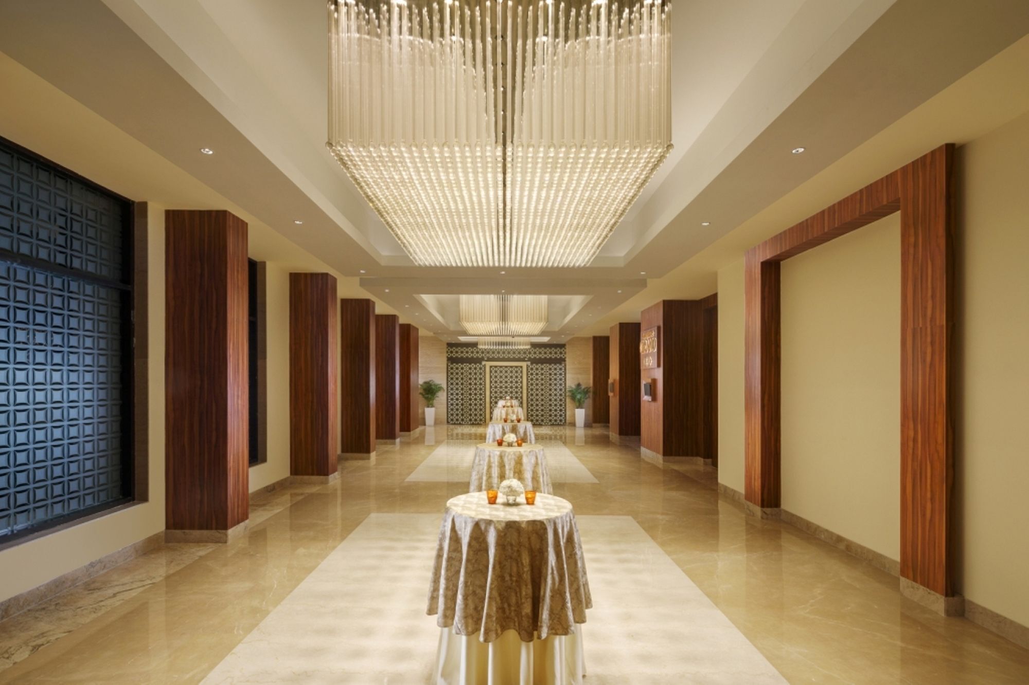Sandal Suites By Lemon Tree Hotels Noida Exteriör bild