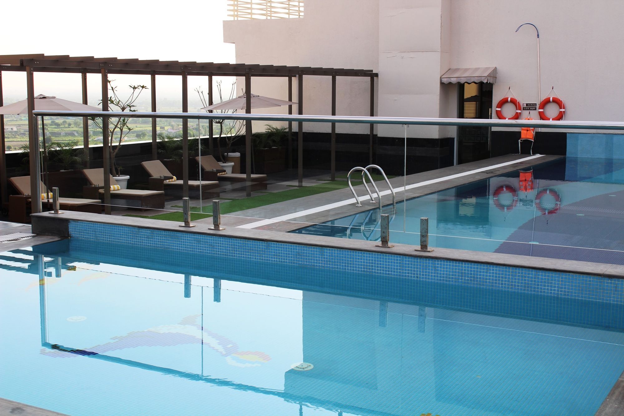 Sandal Suites By Lemon Tree Hotels Noida Exteriör bild